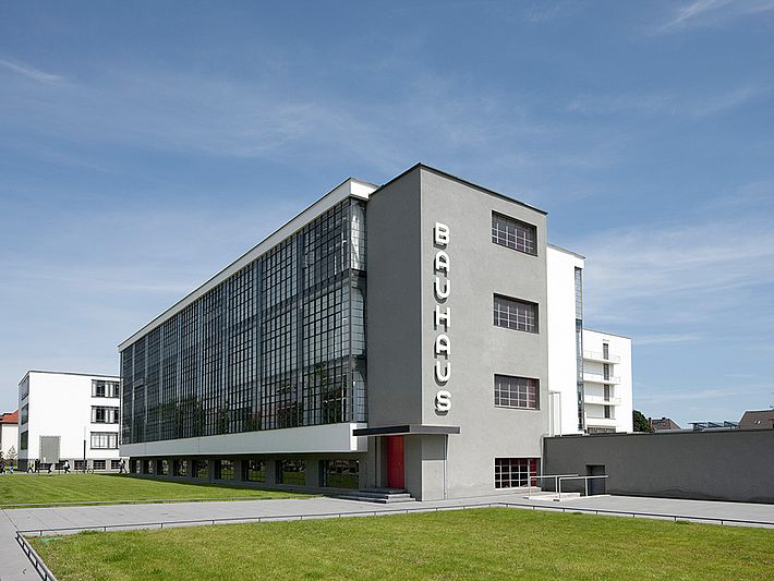 Bauhausgebäude Dessau, Architektur: Walter Gropius, 1925–26 / Foto: Tadashi Okochi, 2010.